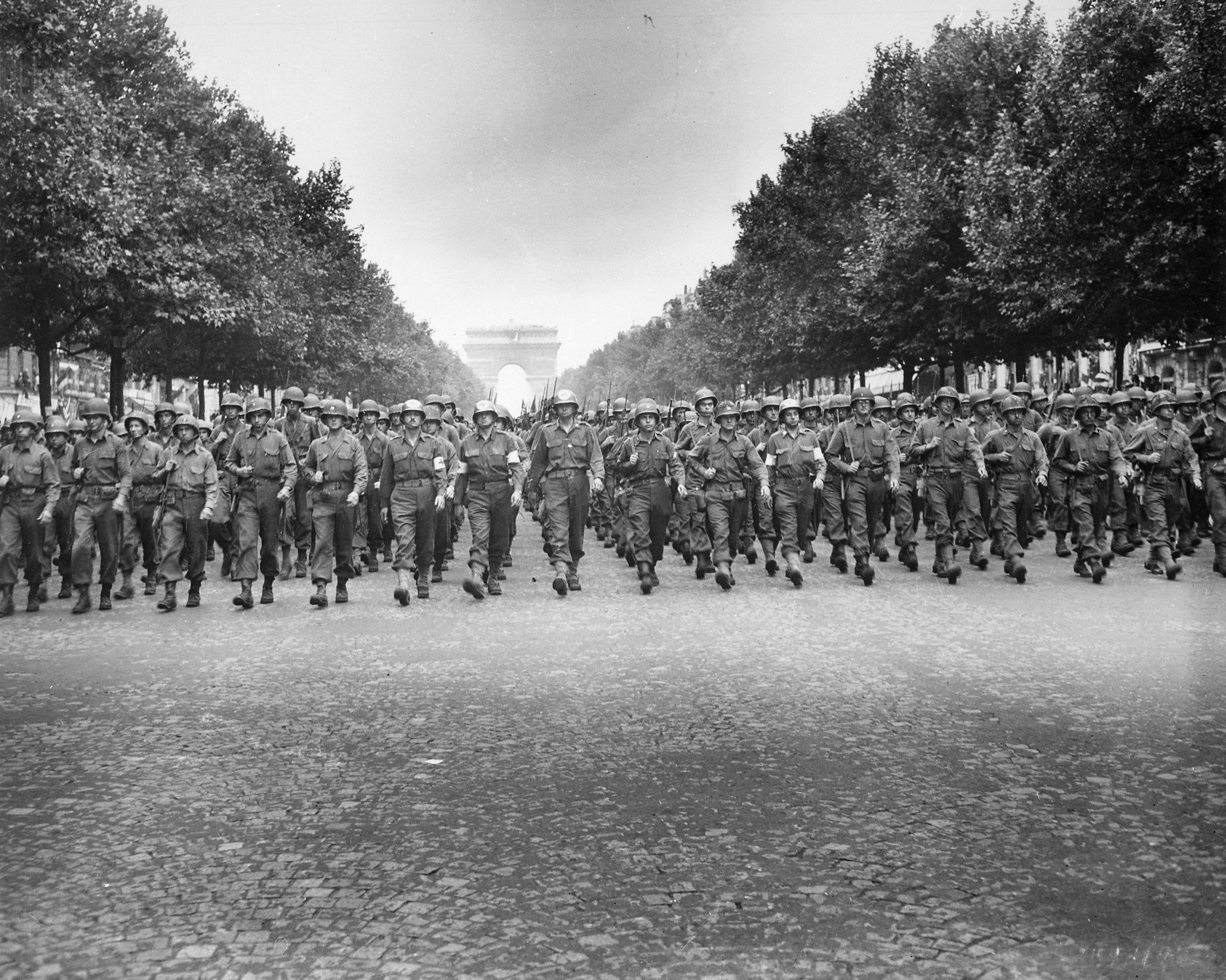 Прохождение 28-й пехотной дивизии Keystone по улицам Парижа 29 августа 1944 года